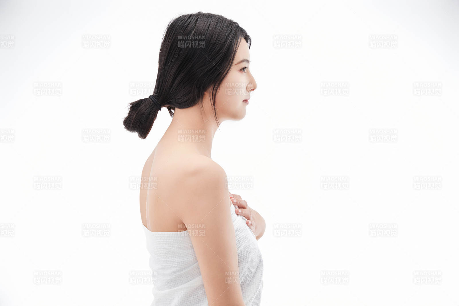 身披旅行外出一次性浴巾的亞洲女性