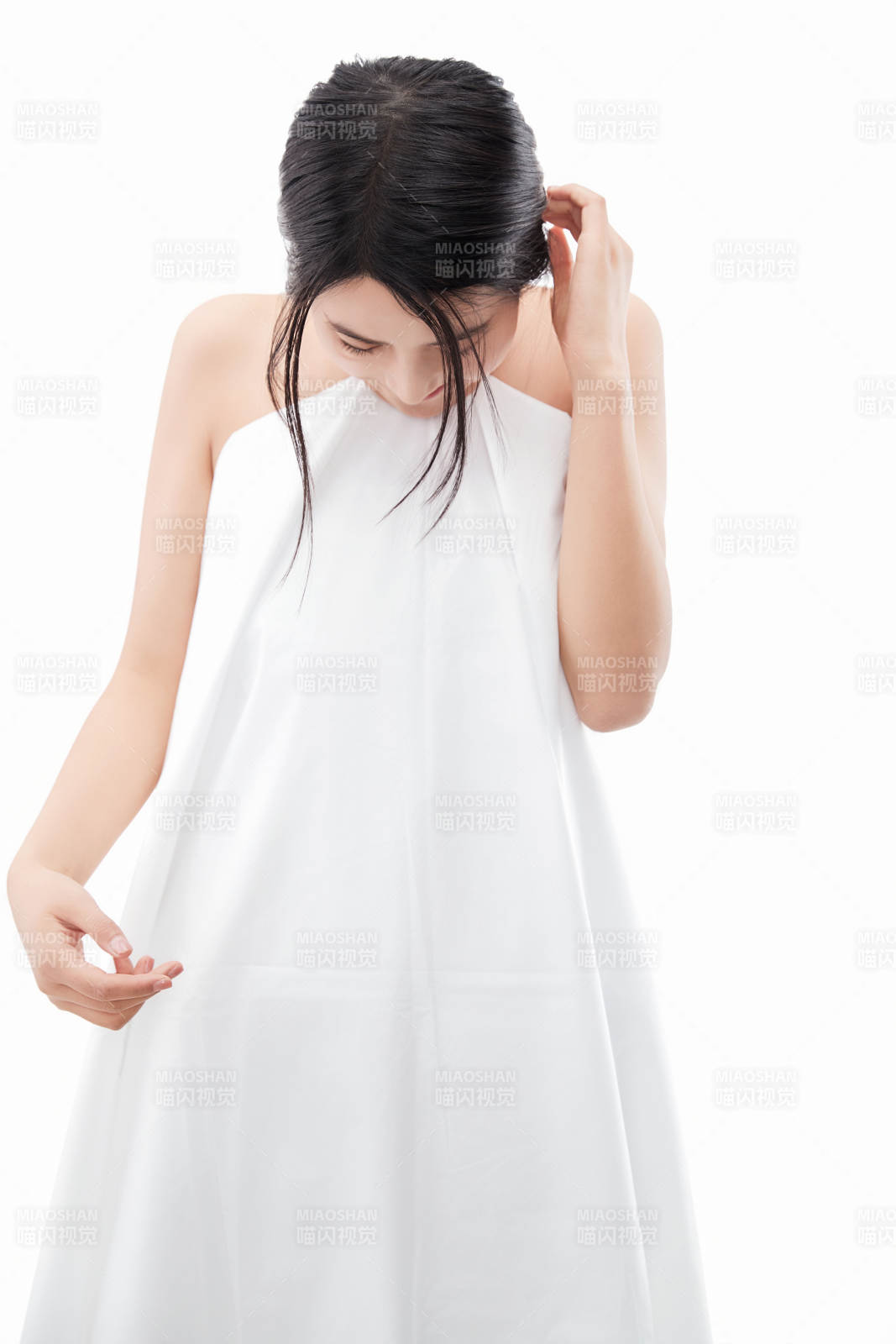 身披旅行外出一次性浴巾的亞洲女性