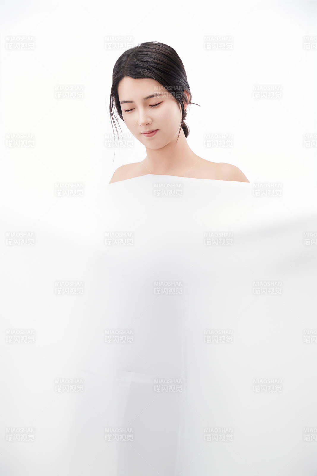 身披旅行外出一次性浴巾的亞洲女性