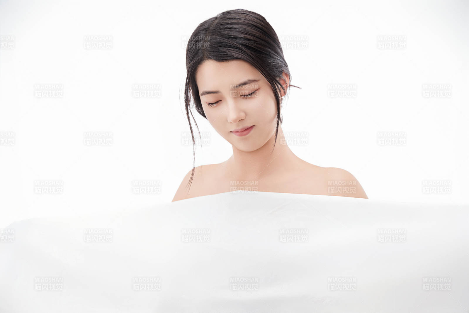 身披旅行外出一次性浴巾的亞洲女性