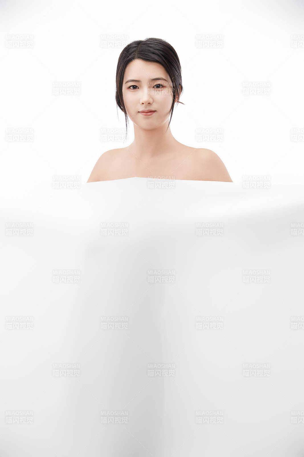 身披旅行外出一次性浴巾的亞洲女性