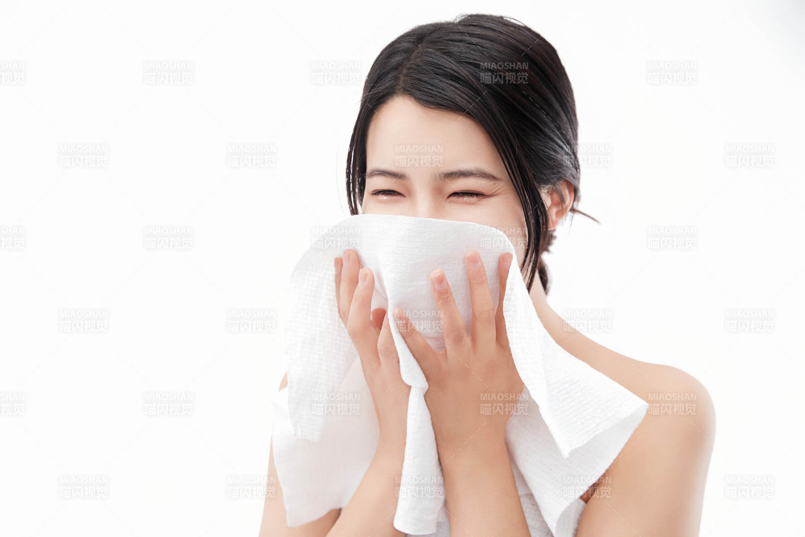 身披旅行外出一次性浴巾的亞洲女性