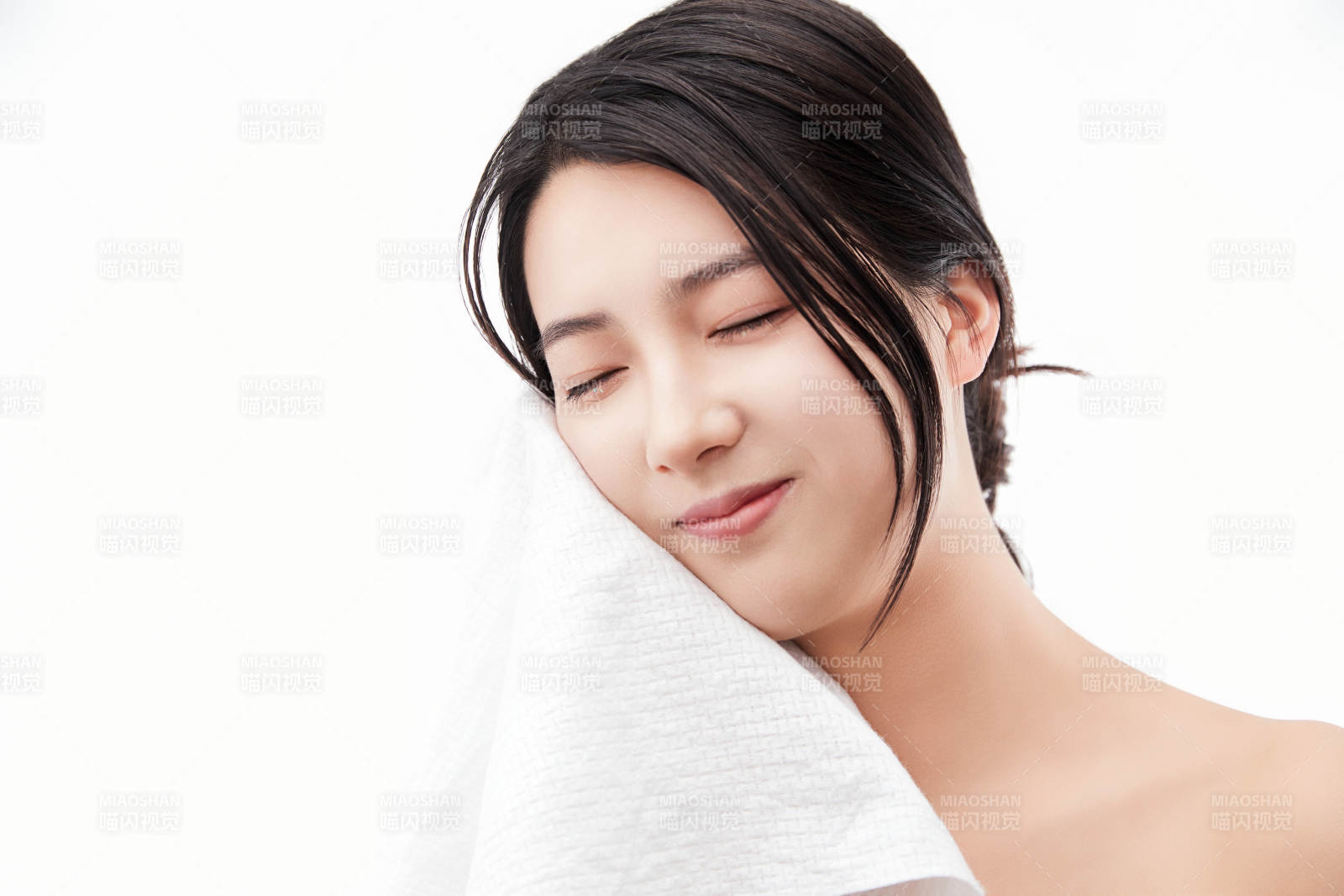 身披旅行外出一次性浴巾的亞洲女性