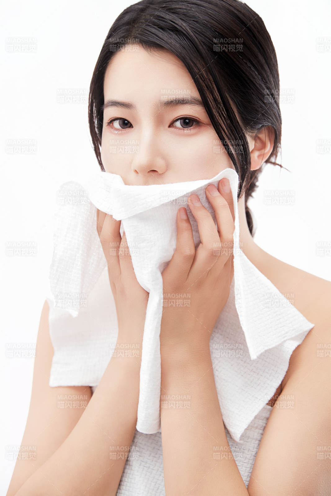 身披旅行外出一次性浴巾的亞洲女性