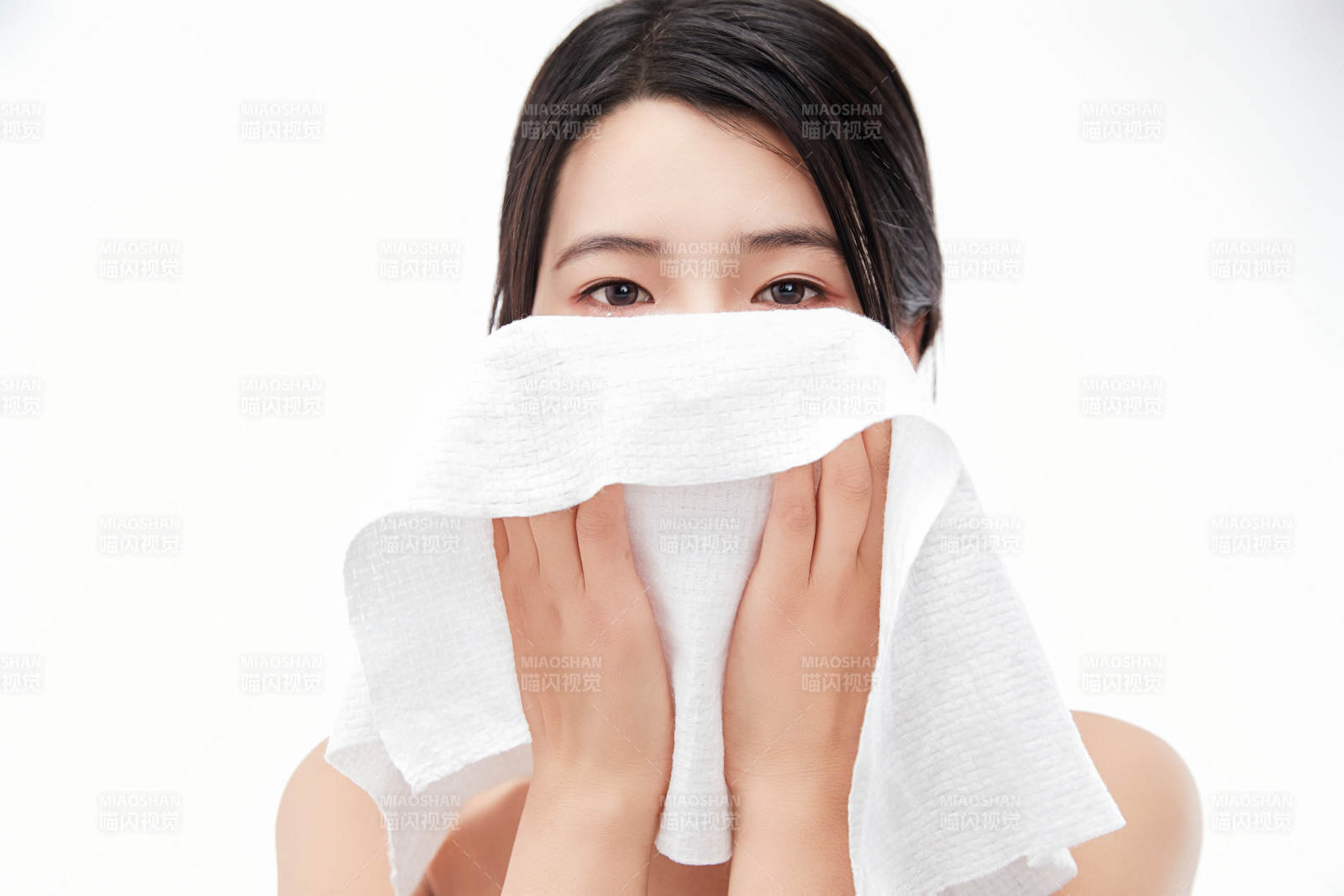 身披旅行外出一次性浴巾的亞洲女性