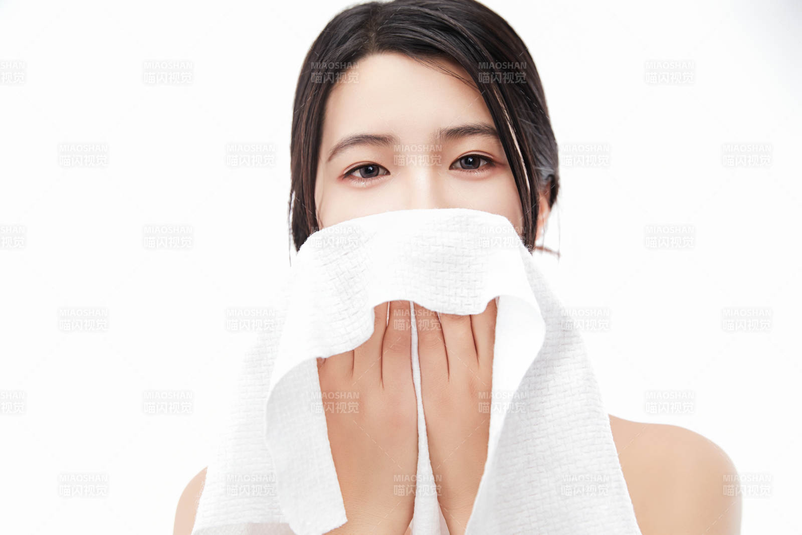 身披旅行外出一次性浴巾的亞洲女性