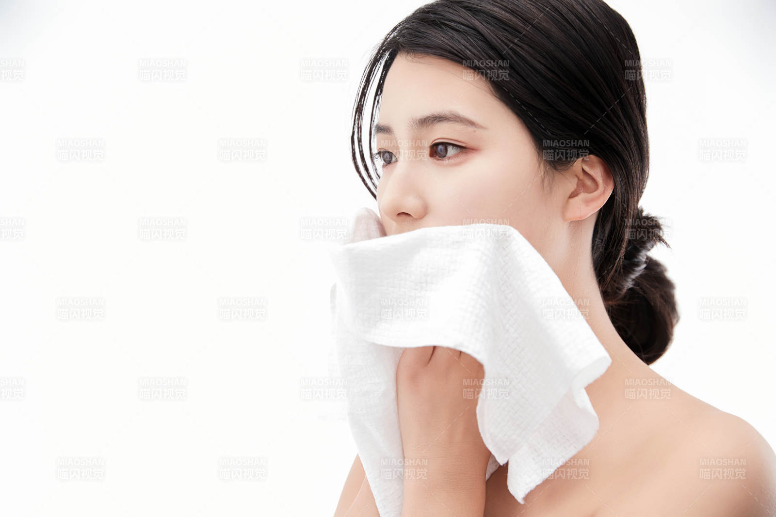 身披旅行外出一次性浴巾的亞洲女性