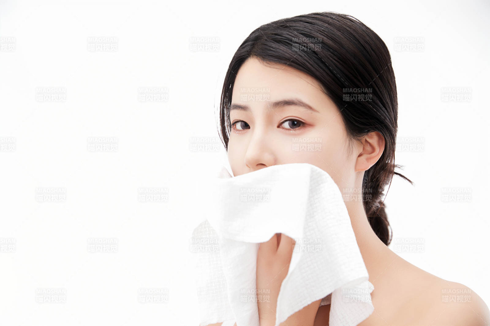 身披旅行外出一次性浴巾的亞洲女性