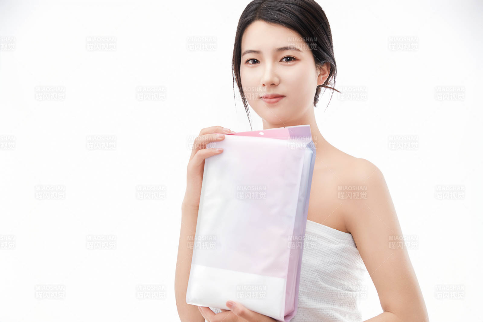 展示沐浴浴巾的亞洲女性