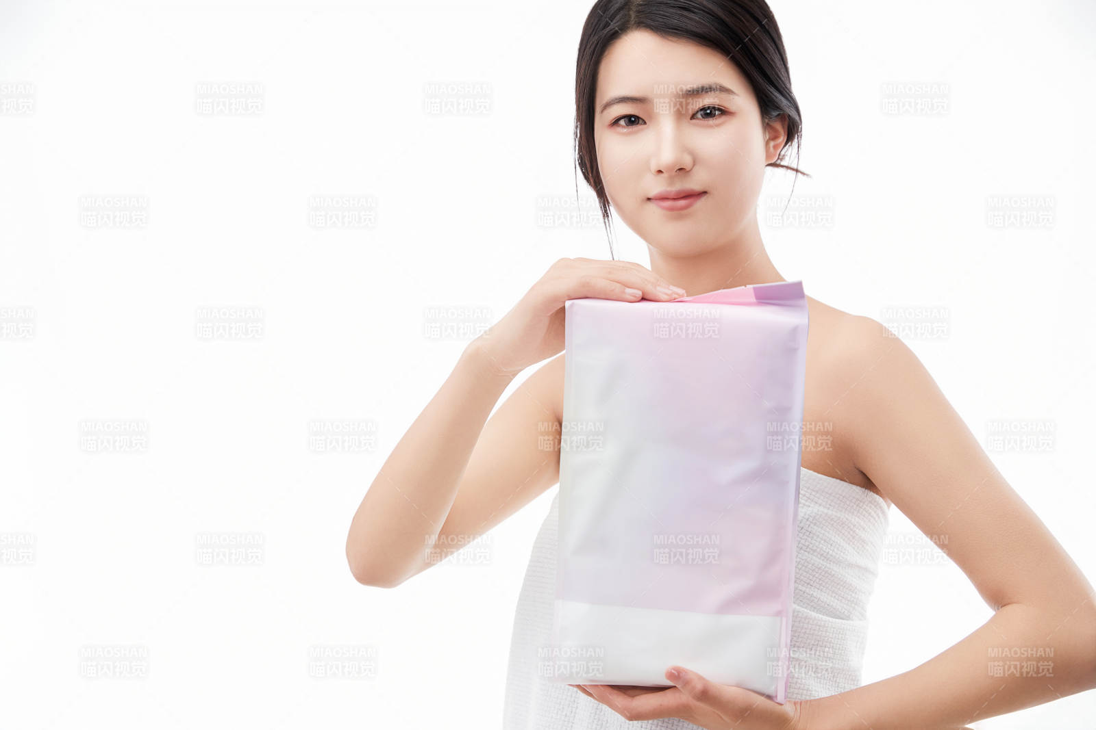 展示沐浴浴巾的亞洲女性