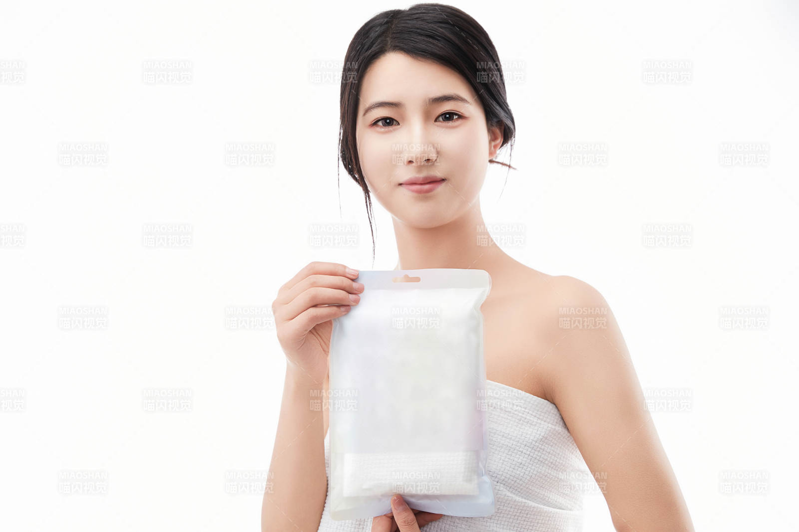 展示沐浴浴巾的亞洲女性