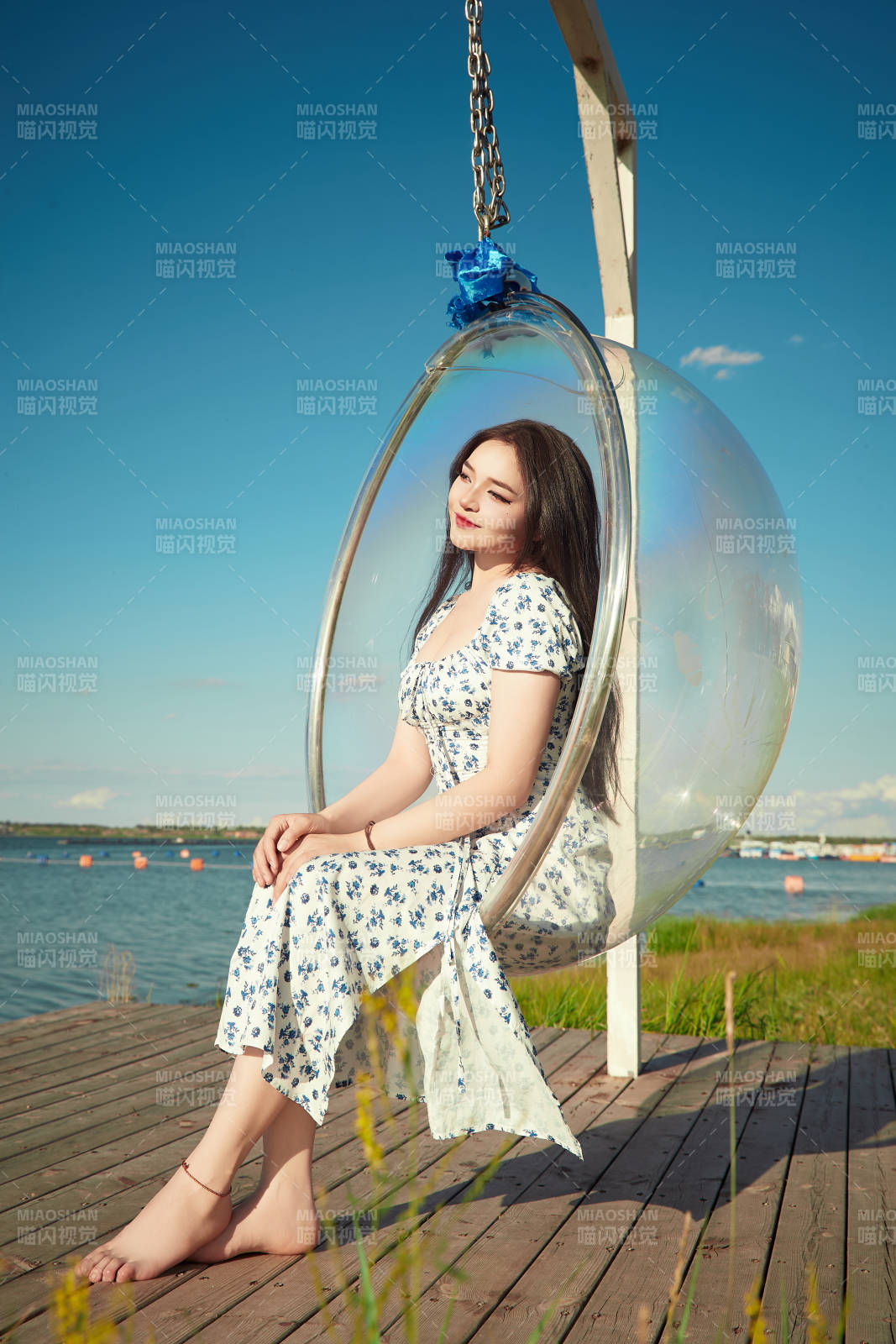 草原湖畔打卡點游玩拍照的東方美女