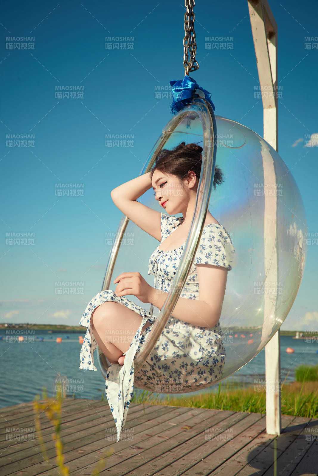 草原湖畔打卡點游玩拍照的東方美女