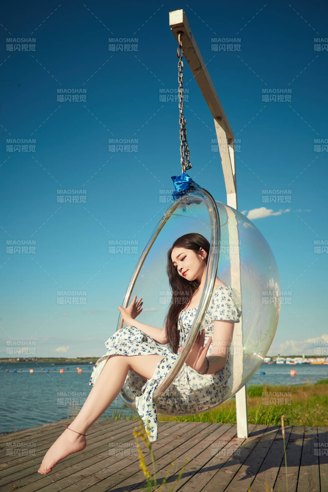 草原湖畔打卡點游玩拍照的東方美女