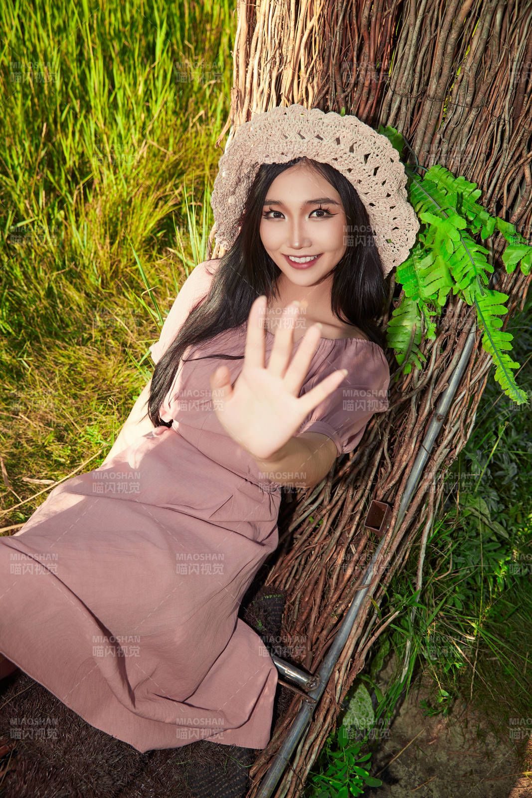 盛夏湖畔打卡點游玩拍照的亞洲美女