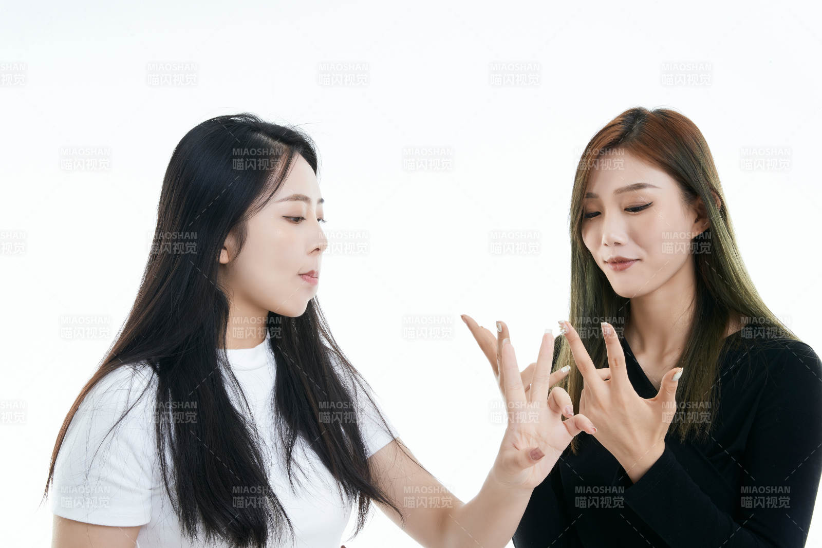 可愛的亞洲閨蜜少女