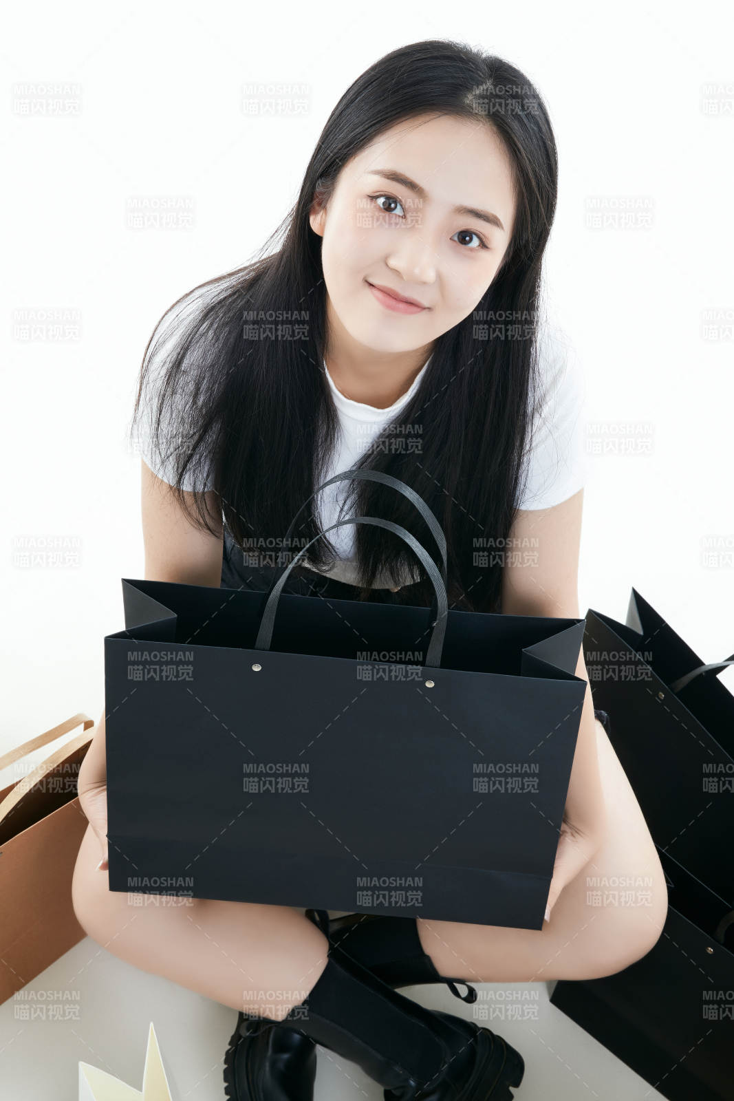 白色背景下手提購物袋時尚美麗的亞洲少女