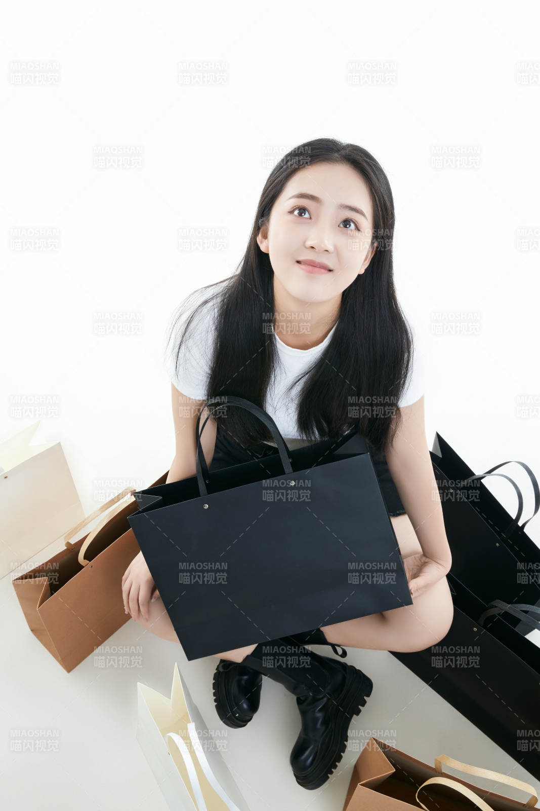 白色背景下手提購物袋時尚美麗的亞洲少女