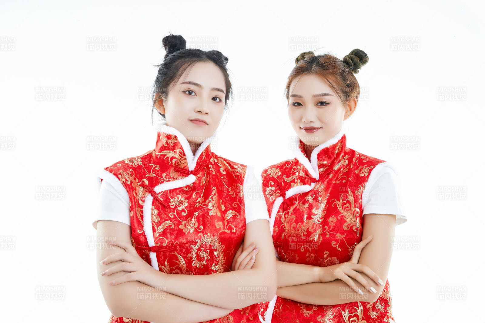 白色背景下身穿喜慶服飾的中國可愛少女