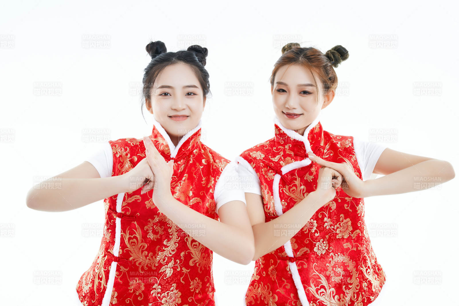 白色背景下身穿喜慶服飾的中國(guó)可愛少女