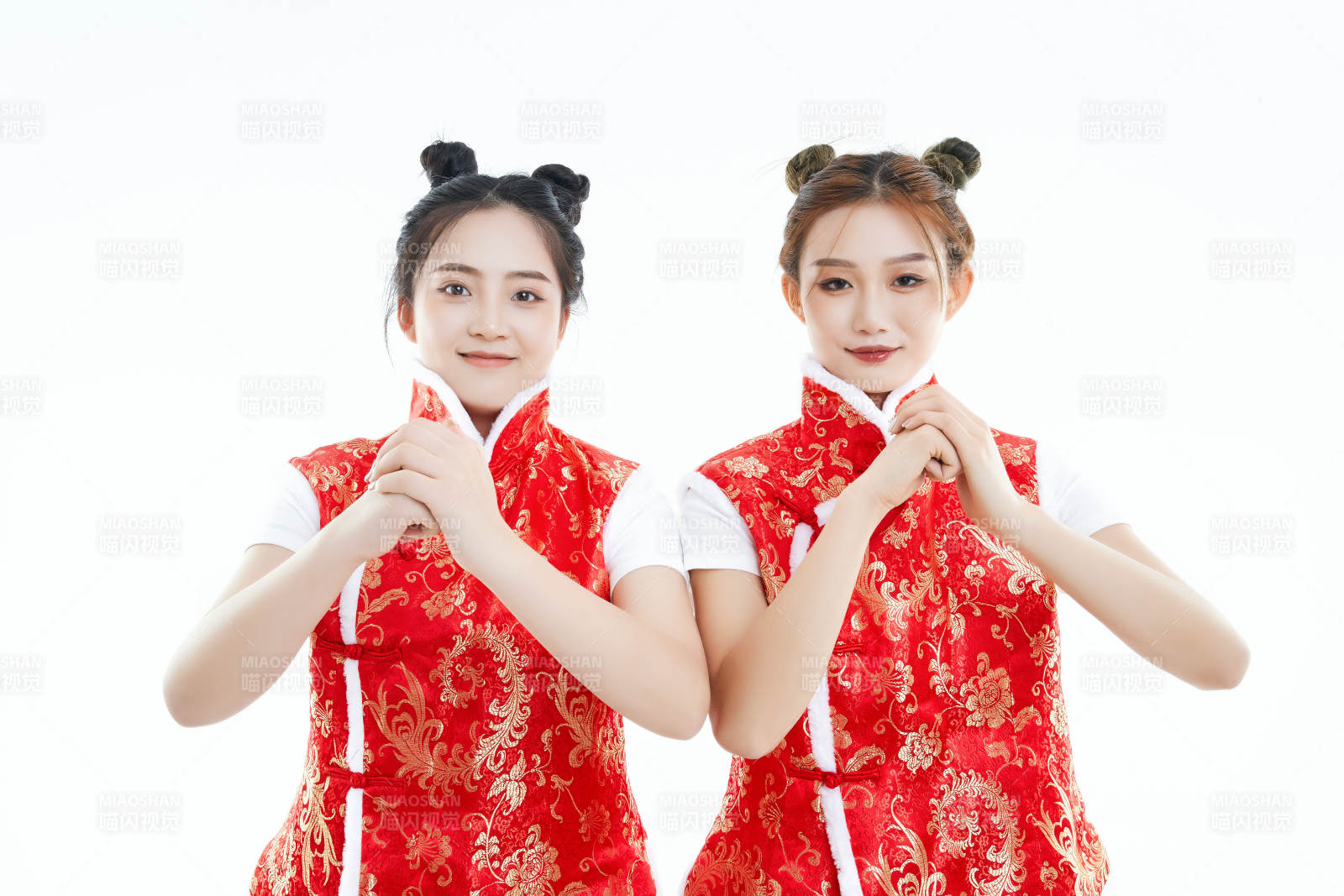 白色背景下身穿喜慶服飾的中國(guó)可愛(ài)少女