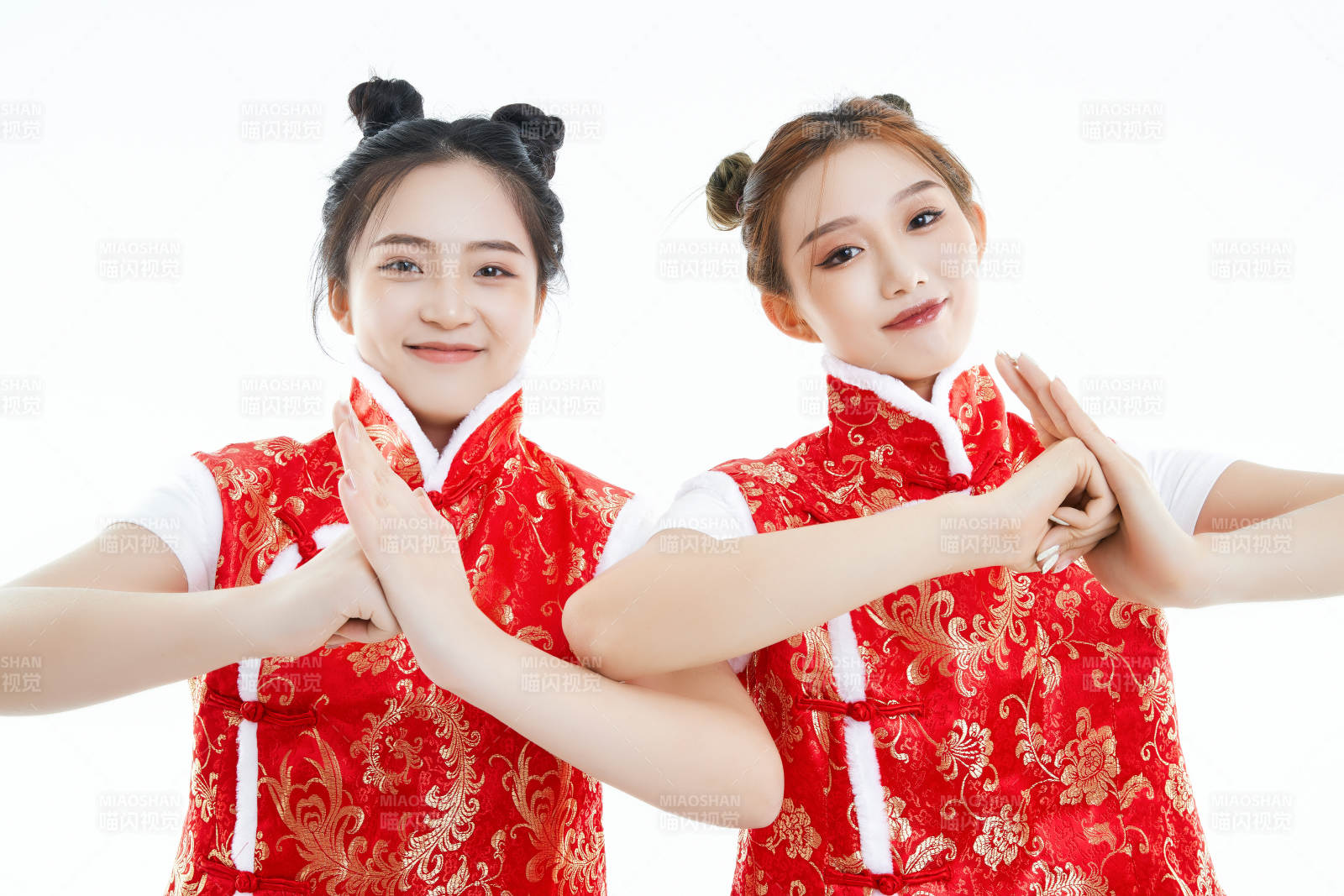 白色背景下身穿喜慶服飾的中國可愛少女