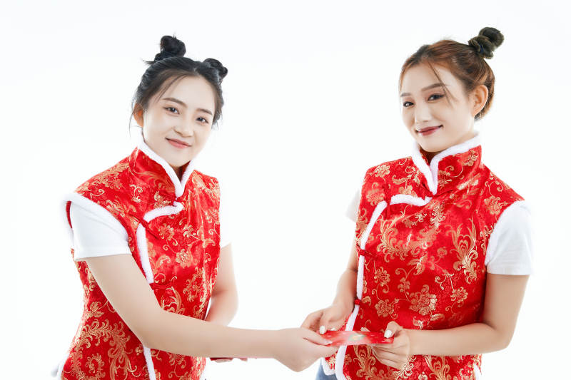 白色背景下身穿喜庆服饰的中国可爱少女