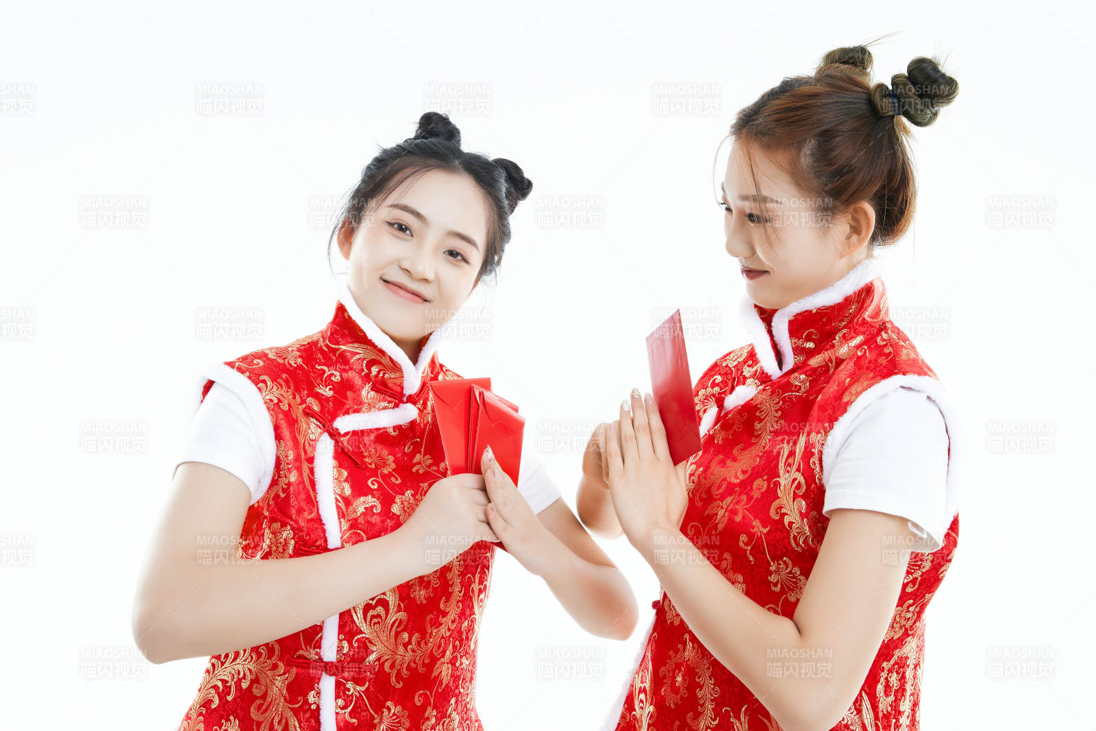 白色背景下身穿喜慶服飾的中國可愛少女