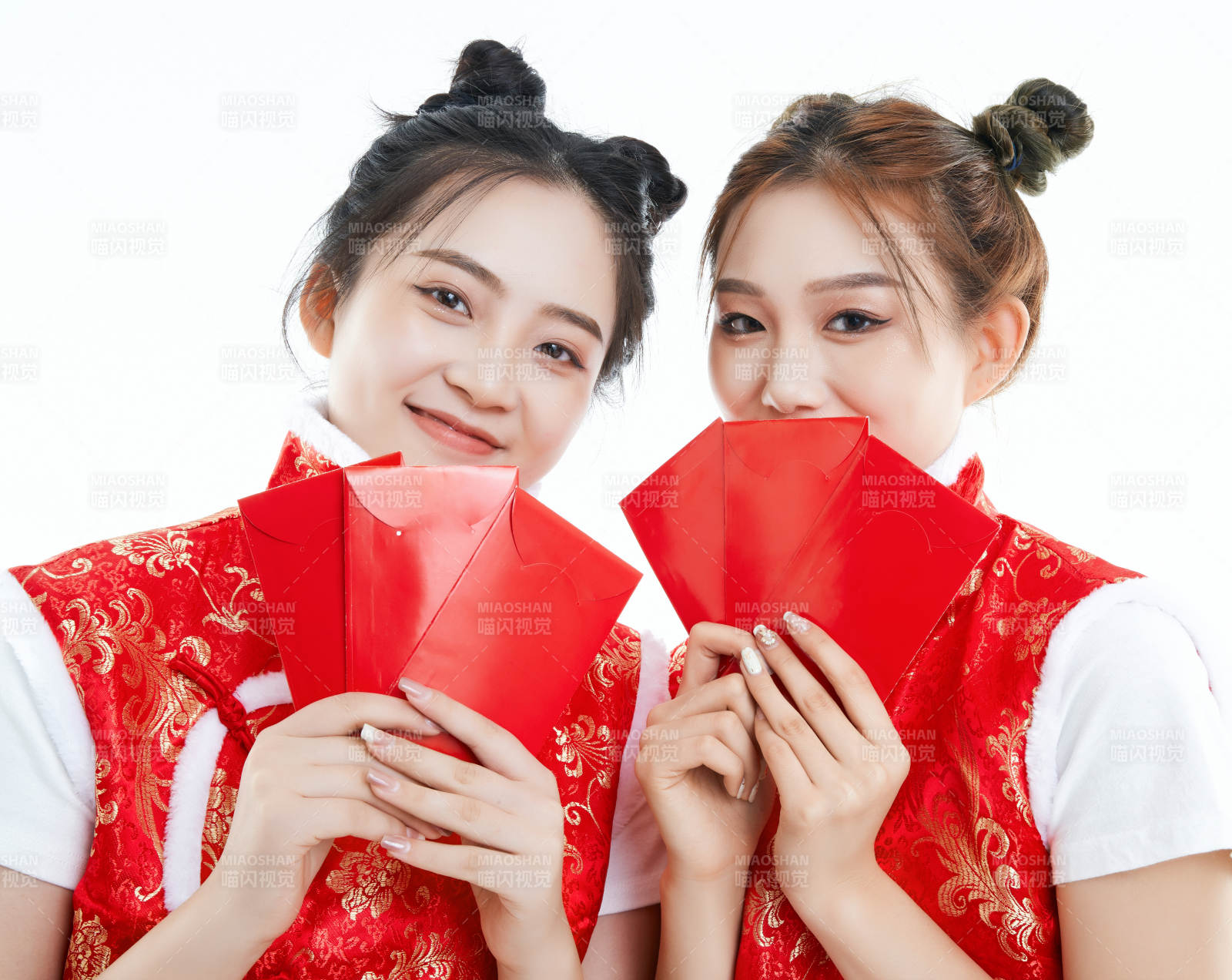 白色背景下身穿喜慶服飾的中國可愛少女