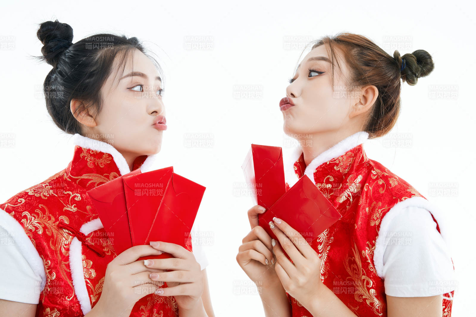 白色背景下身穿喜慶服飾的中國可愛少女