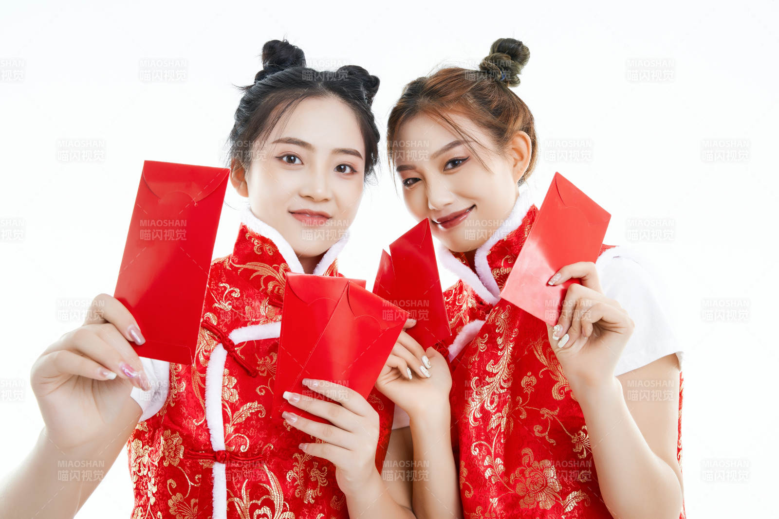 白色背景下身穿喜慶服飾的中國(guó)可愛少女