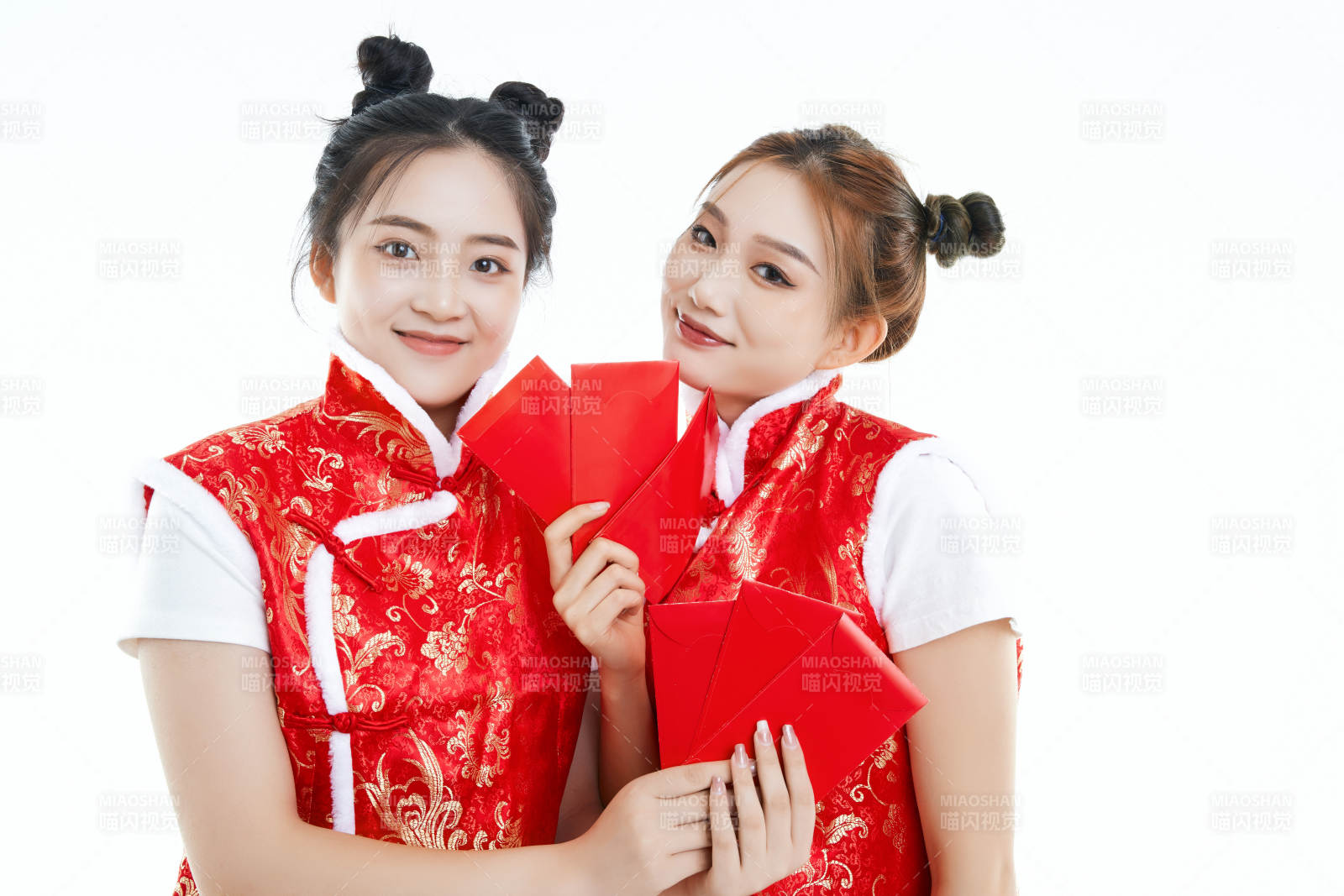 白色背景下身穿喜庆服饰的中国可爱少女