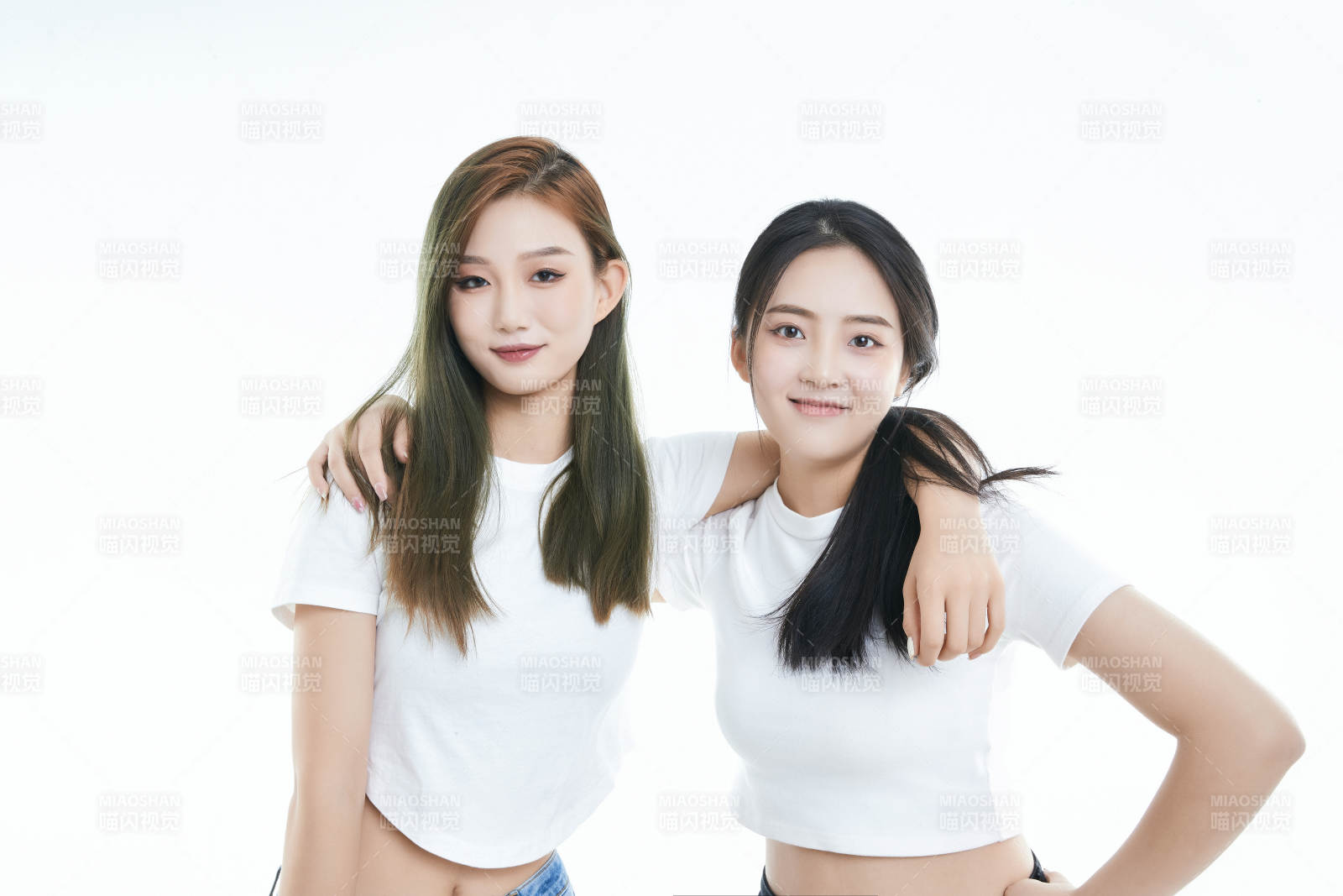 影棚拍攝白色背景的可愛閨蜜少女