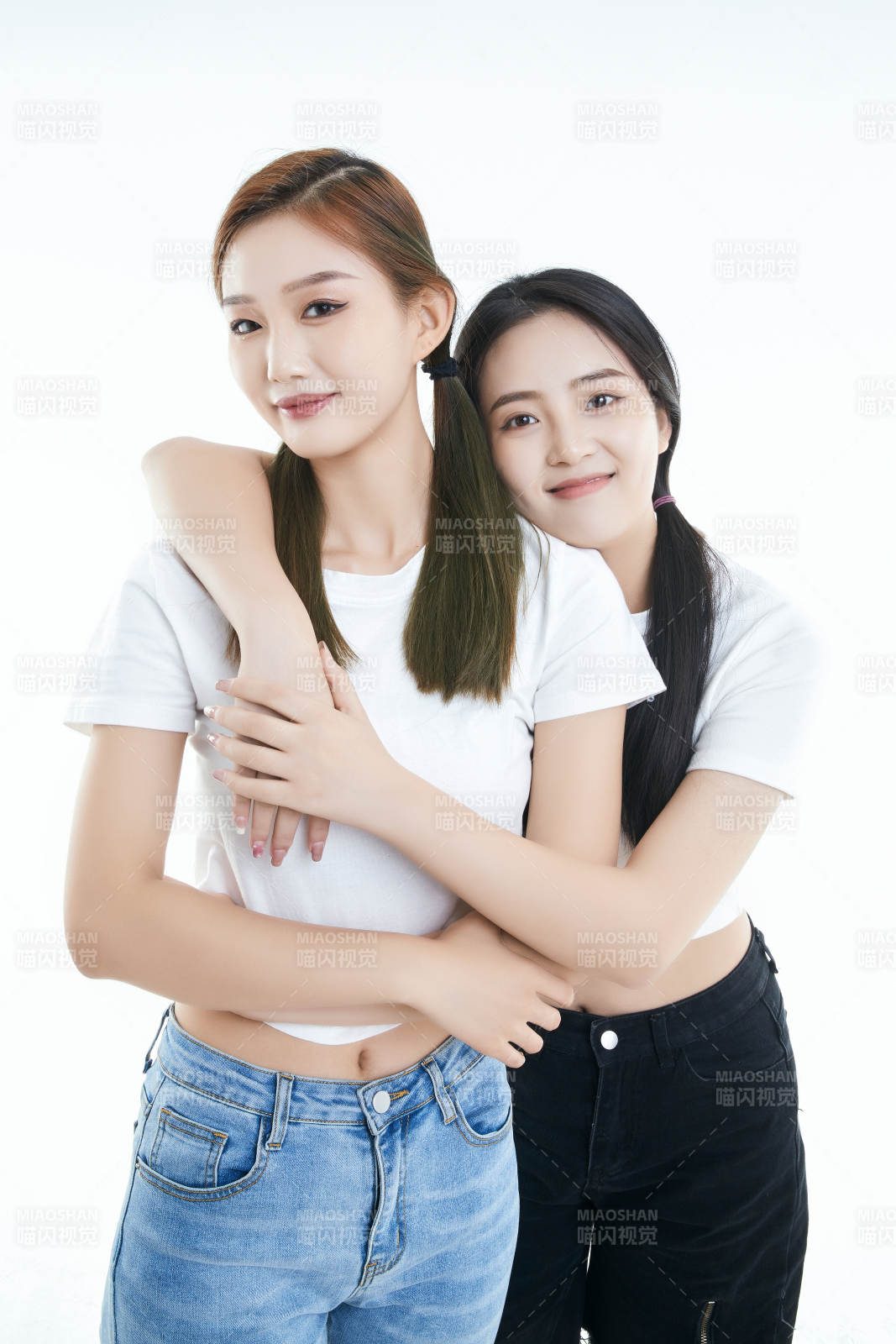影棚拍攝白色背景的可愛閨蜜少女