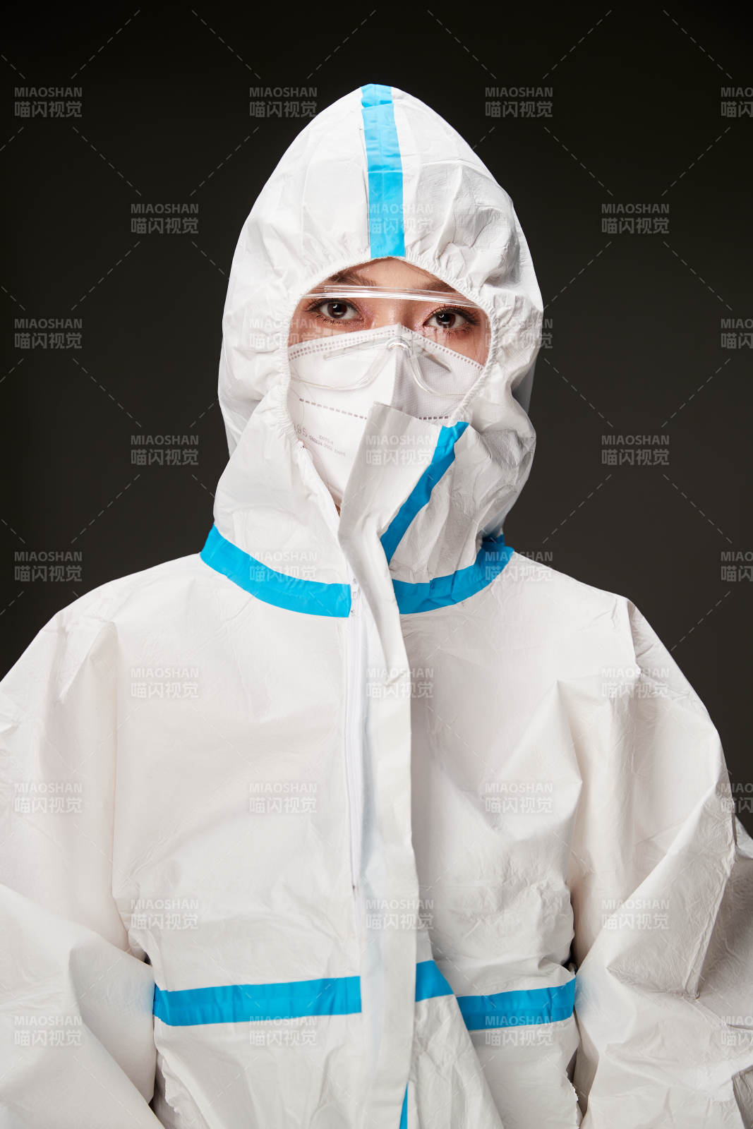 穿白色防護服佩戴護目鏡口罩的防疫人員