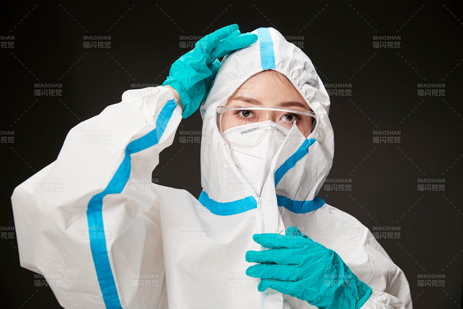 穿白色防護(hù)服佩戴護(hù)目鏡口罩的防疫人員