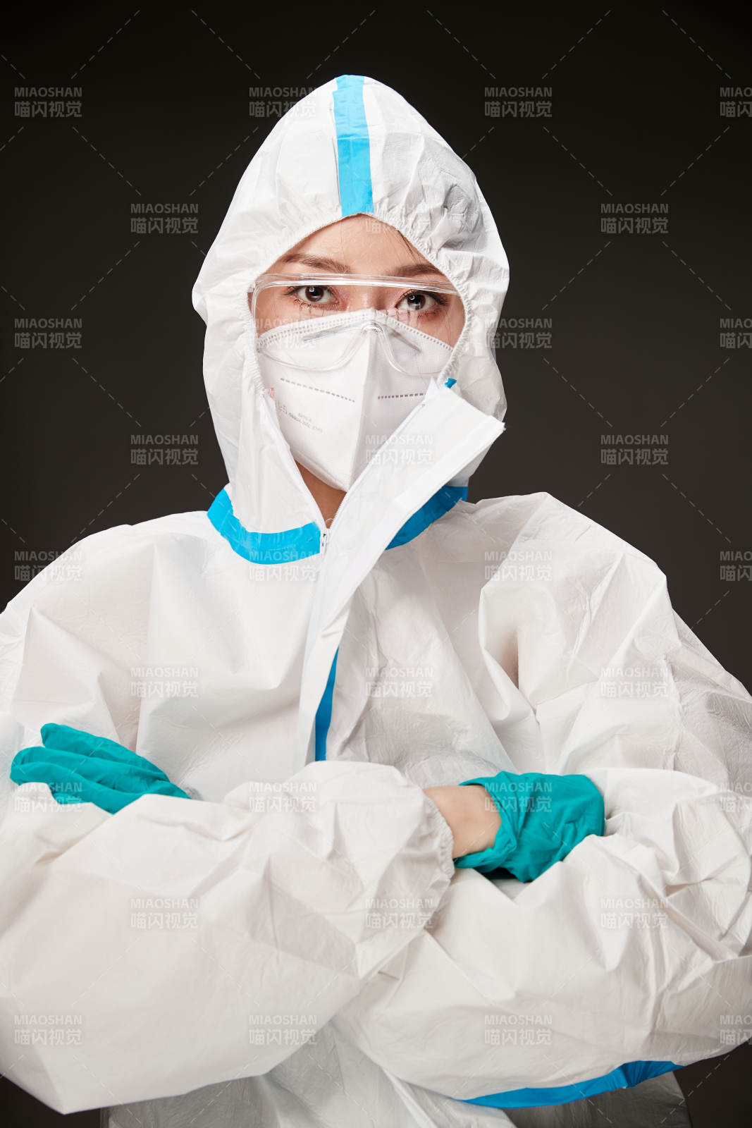 穿白色防護(hù)服佩戴護(hù)目鏡口罩的防疫人員