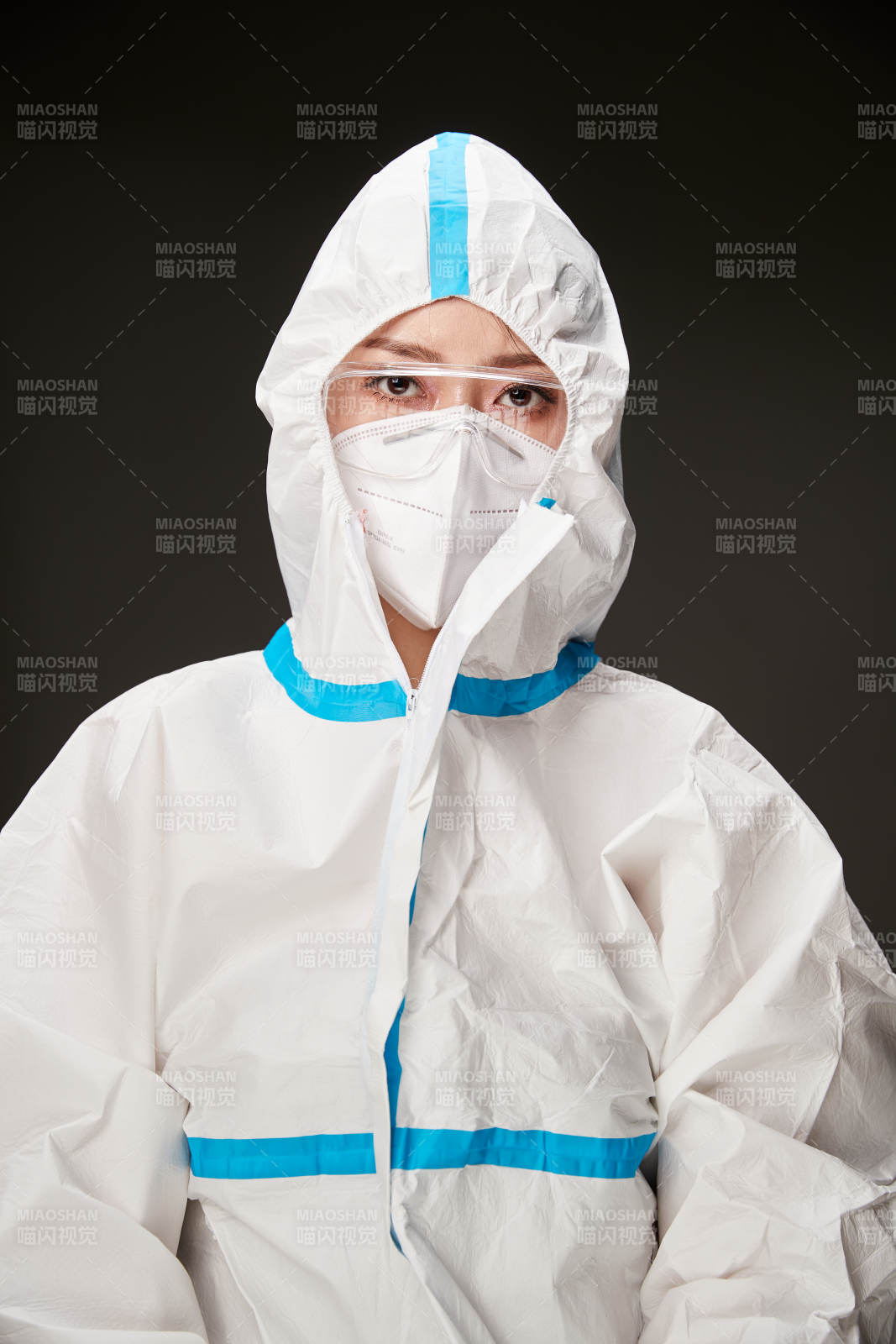 穿白色防護服佩戴護目鏡口罩的防疫人員