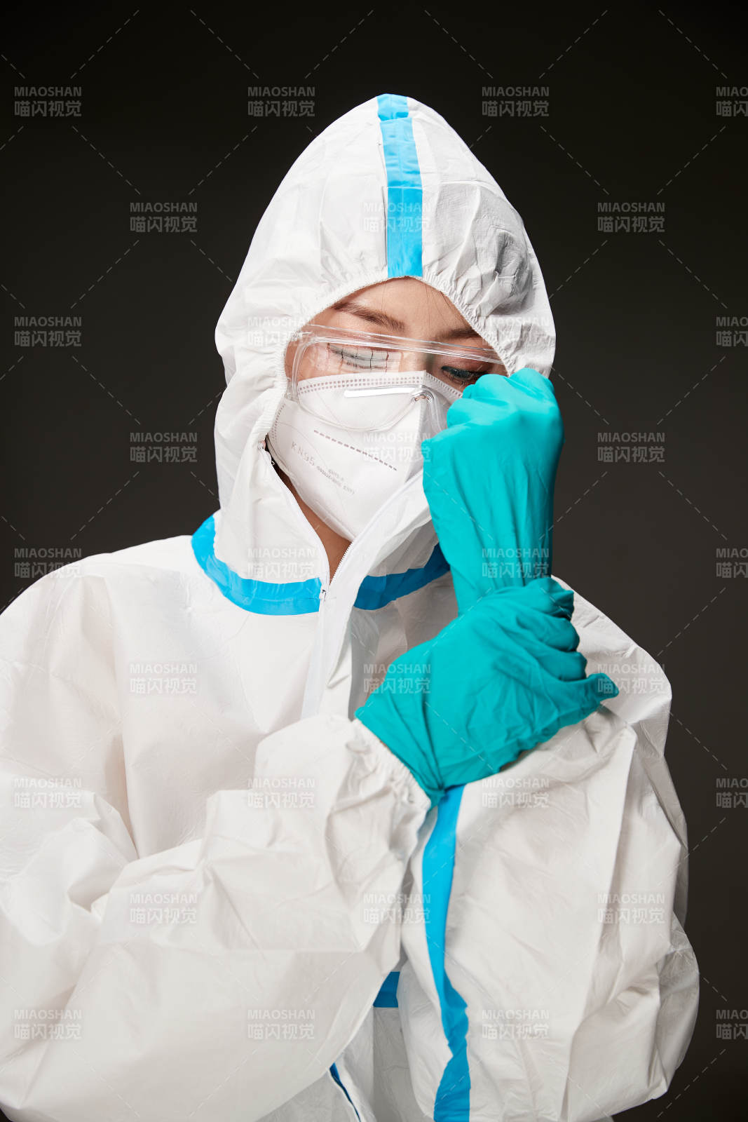 穿白色防护服佩戴护目镜口罩的防疫人员