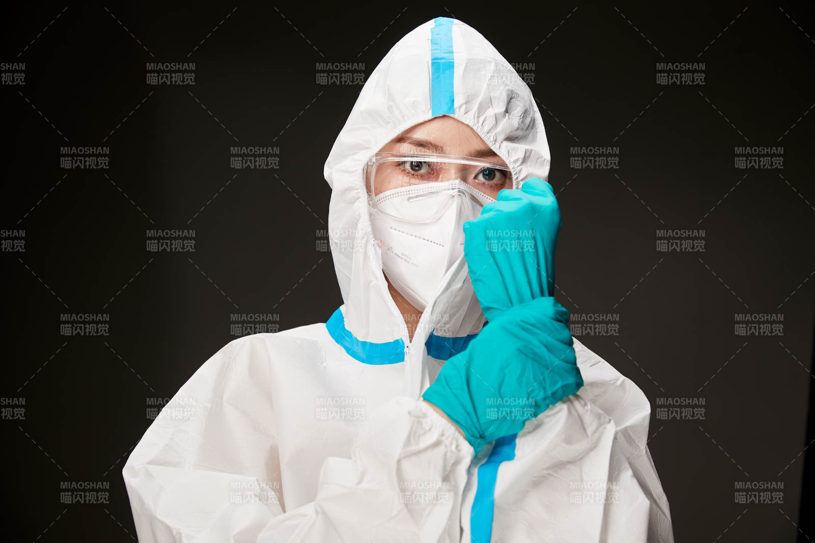 穿白色防護(hù)服佩戴護(hù)目鏡口罩的防疫人員