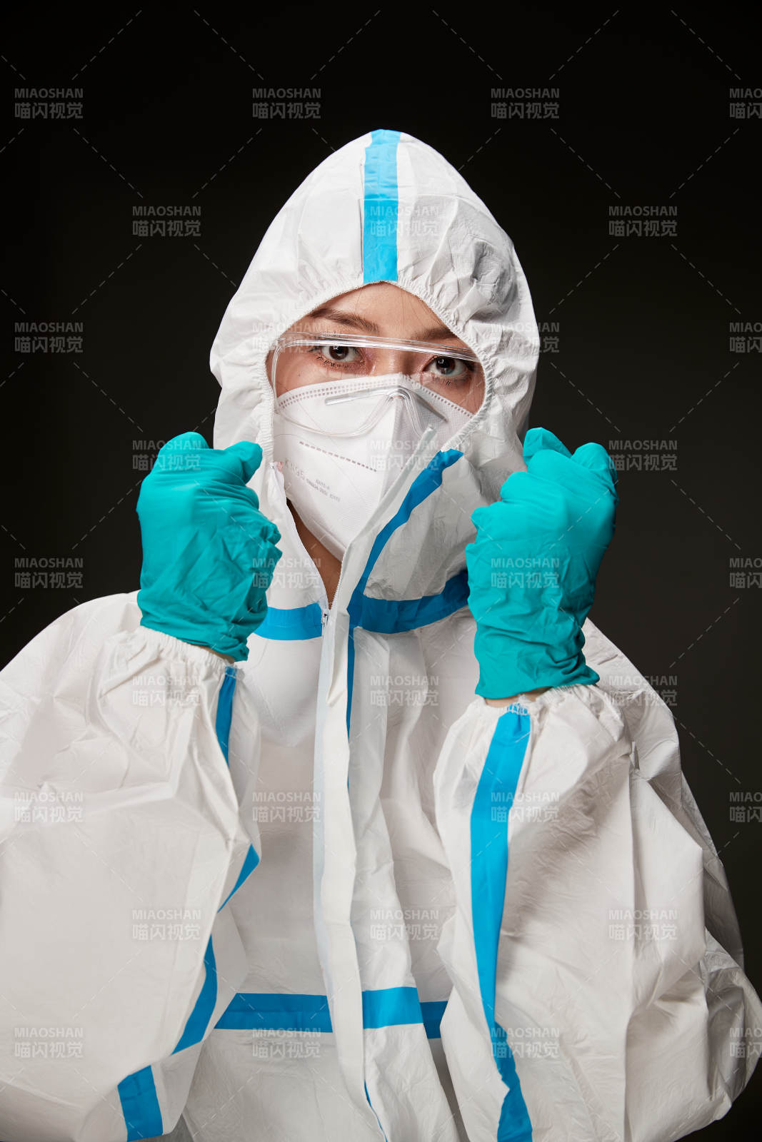 穿白色防護服佩戴護目鏡口罩的防疫人員