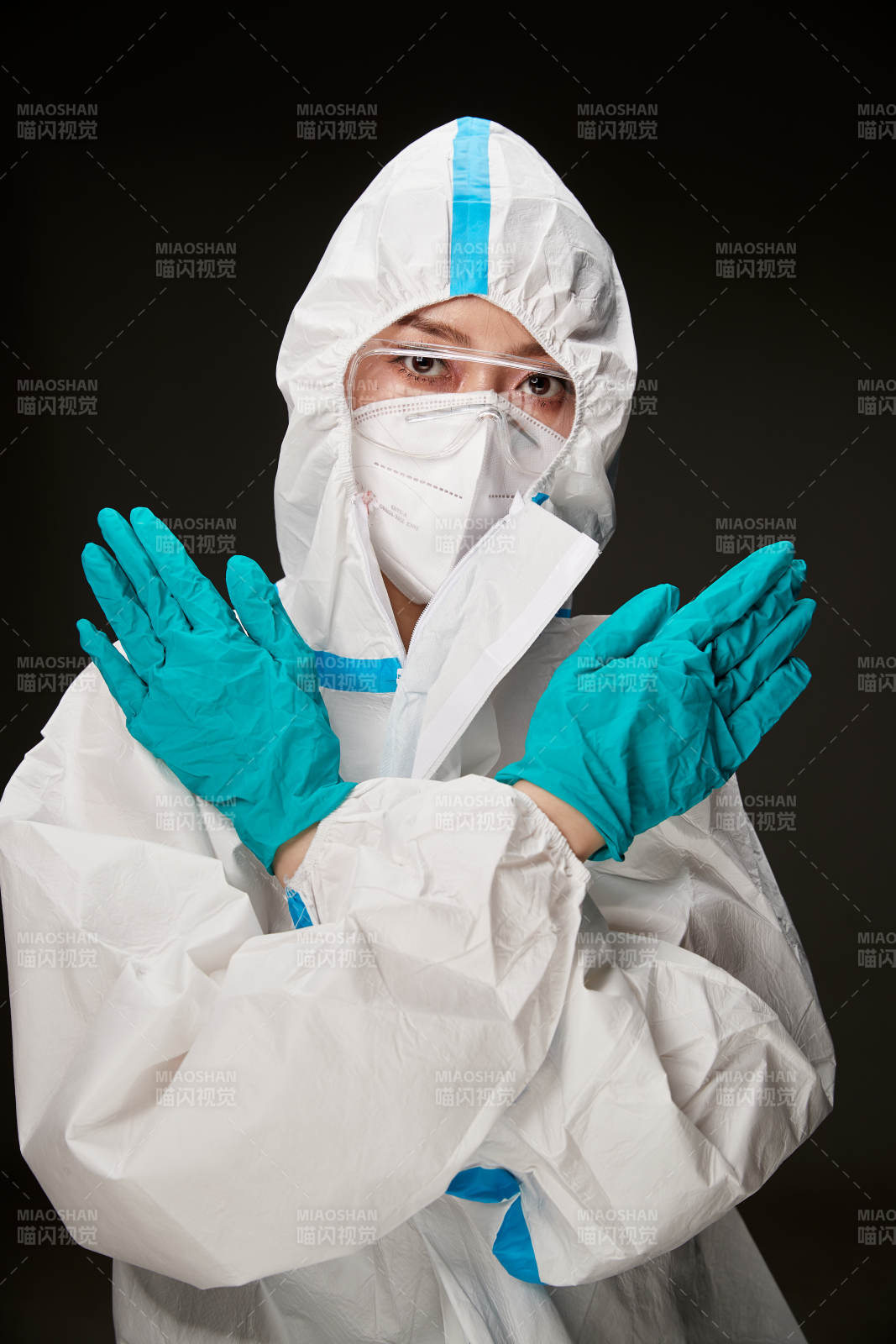 穿白色防护服佩戴护目镜口罩的防疫人员