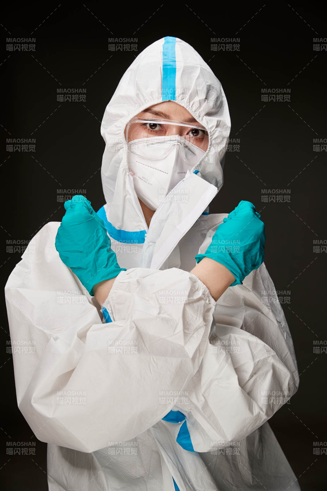 穿白色防護服佩戴護目鏡口罩的防疫人員