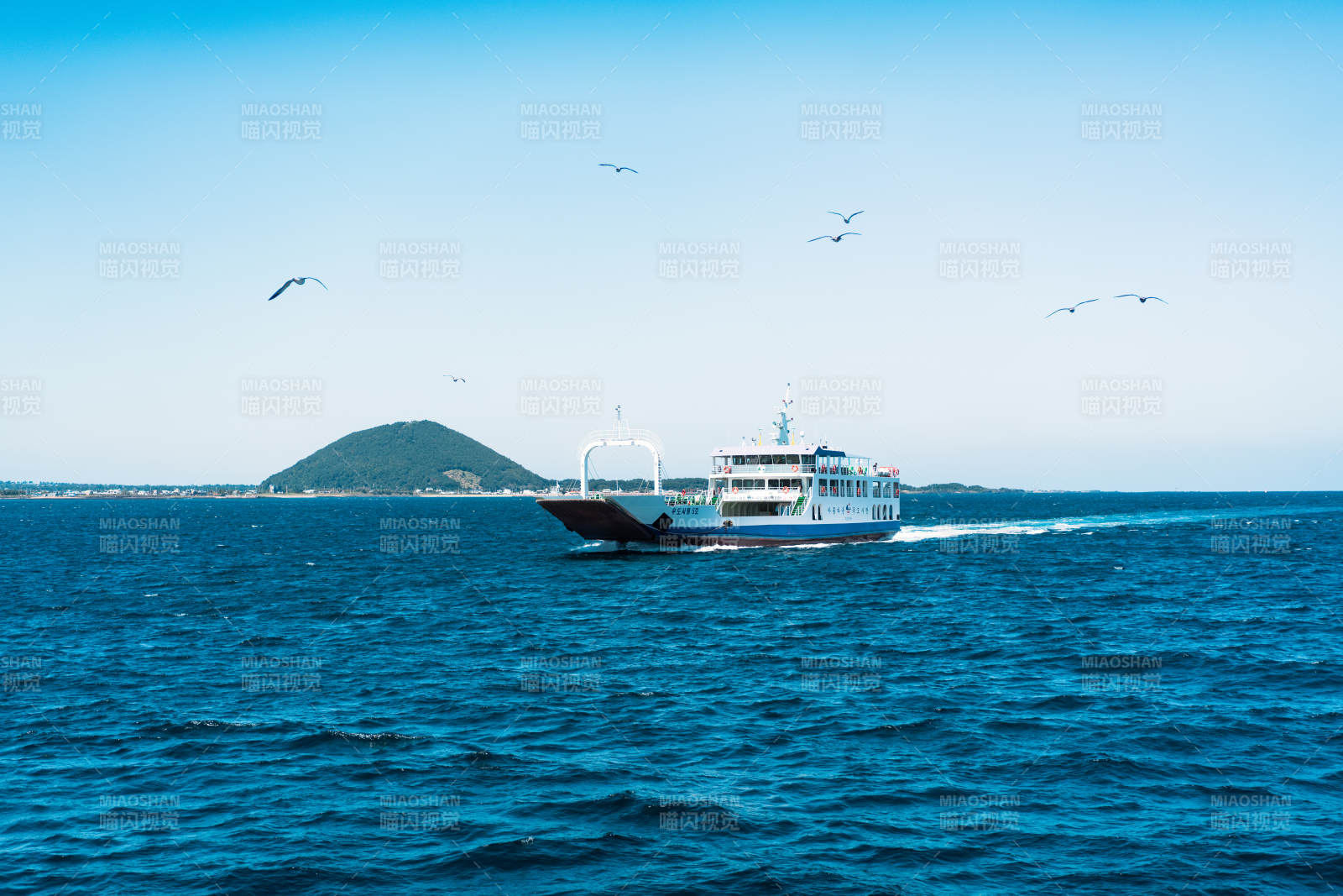 海天一色船行远