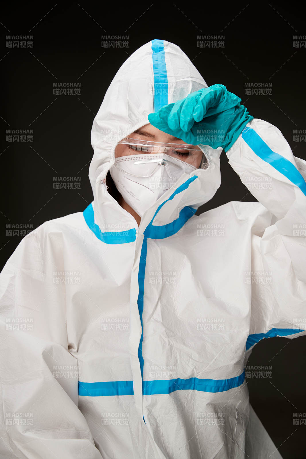 穿白色防護服佩戴護目鏡口罩的防疫人員