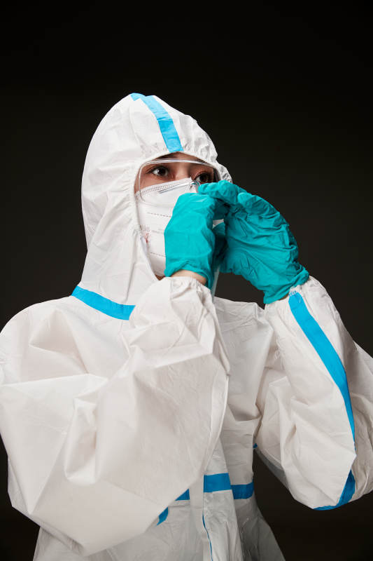 穿白色防护服佩戴护目镜口罩的防疫人员