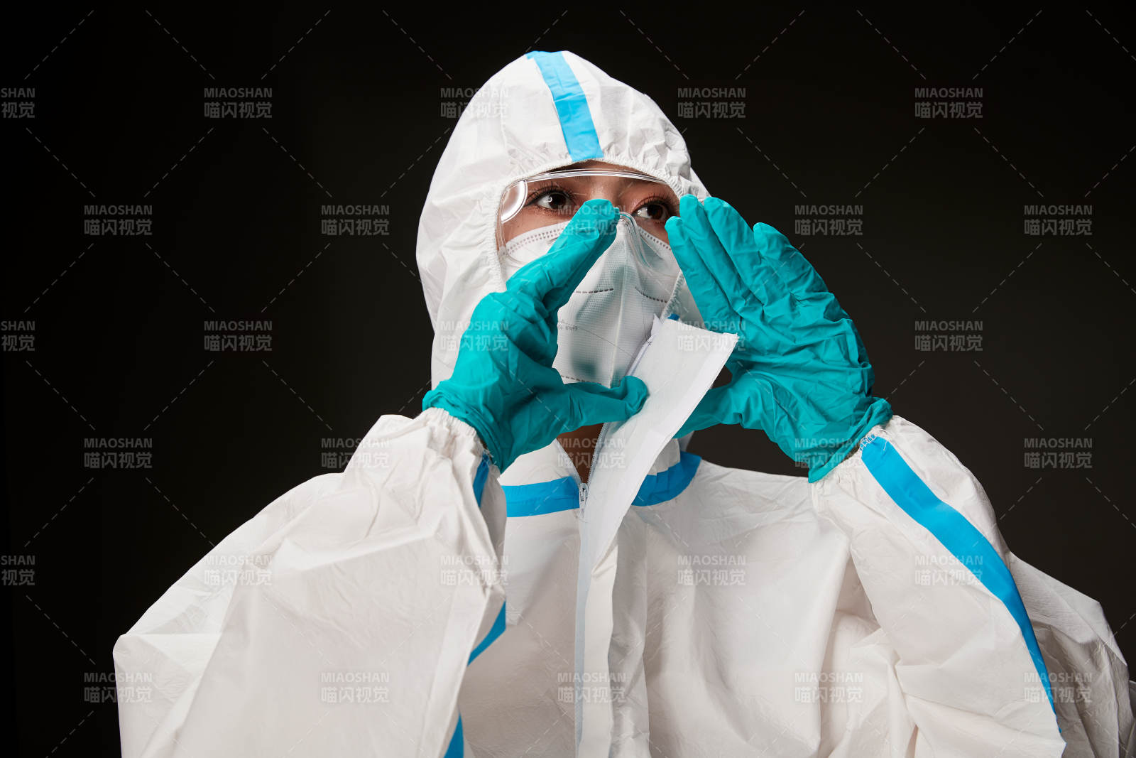 穿白色防護服佩戴護目鏡口罩的防疫人員