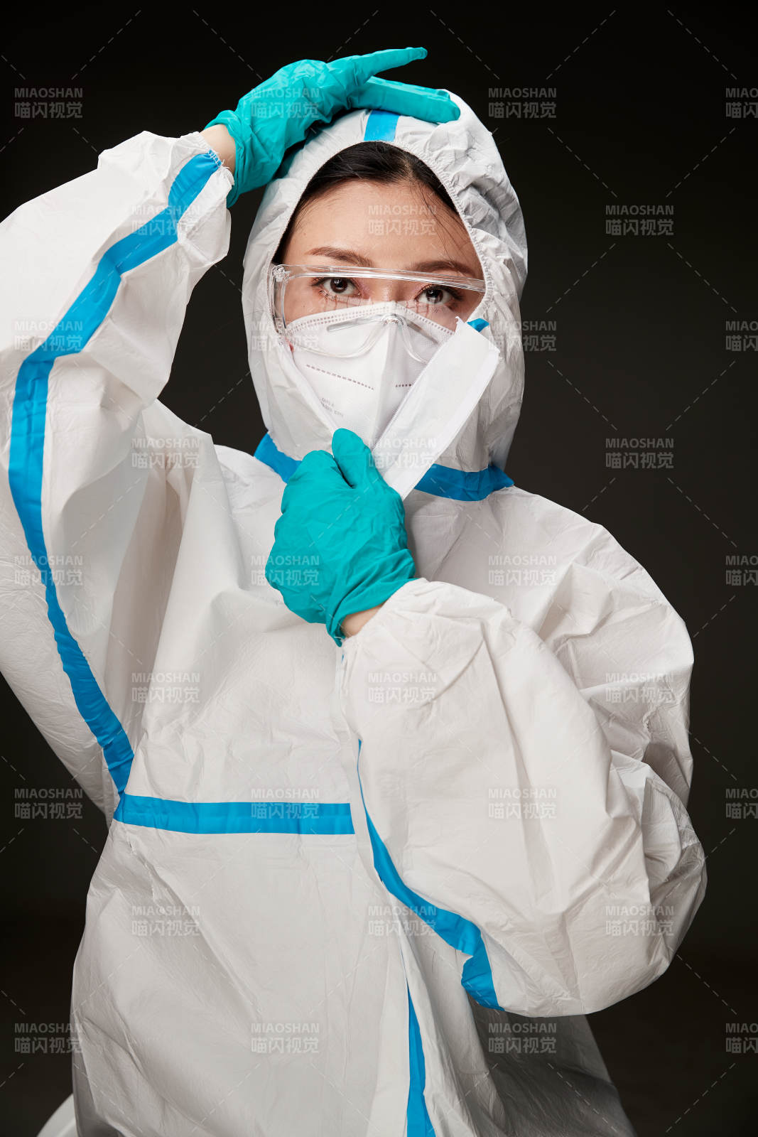 穿白色防护服佩戴护目镜口罩的防疫人员