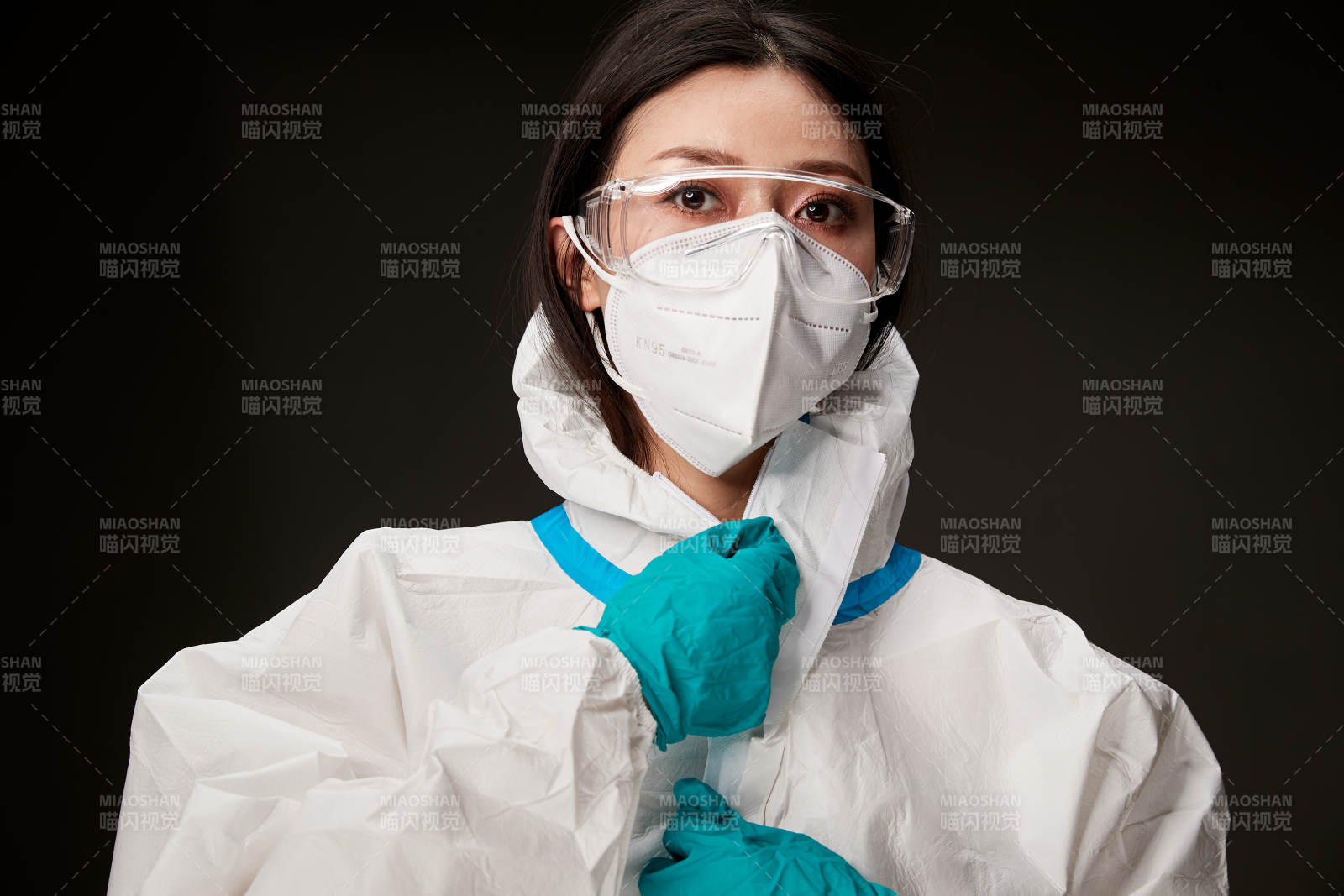 穿白色防護服佩戴護目鏡口罩的防疫人員