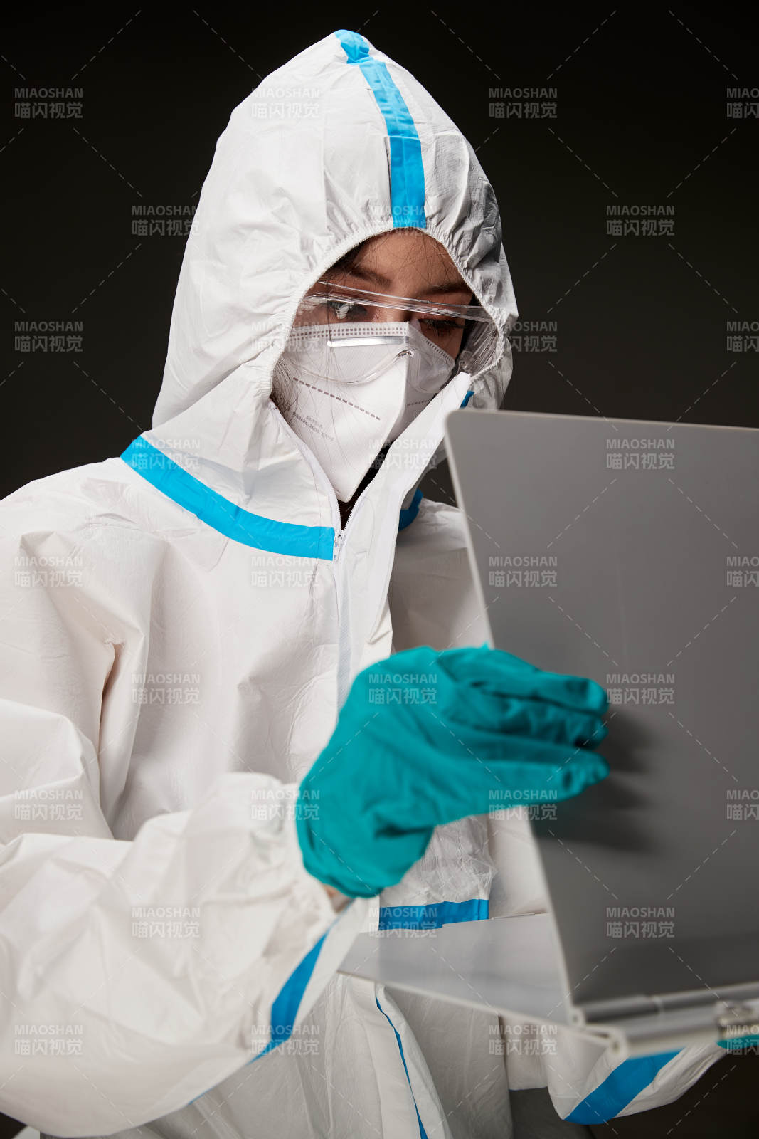 穿白色防護服佩戴護目鏡口罩的防疫人員